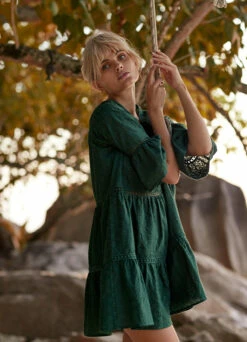 BEACHLIFE Green Embroidery Tuniek -Beachlife Verkoopwinkel beachlife swimwear ss2023 green embroidery portrait3